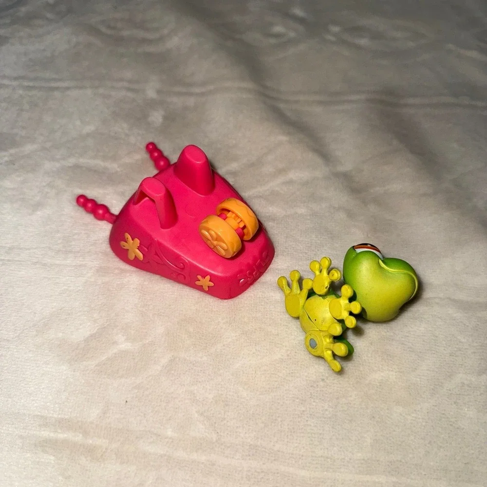 Littlest Pet Shop frog‎ and wheelbarrow